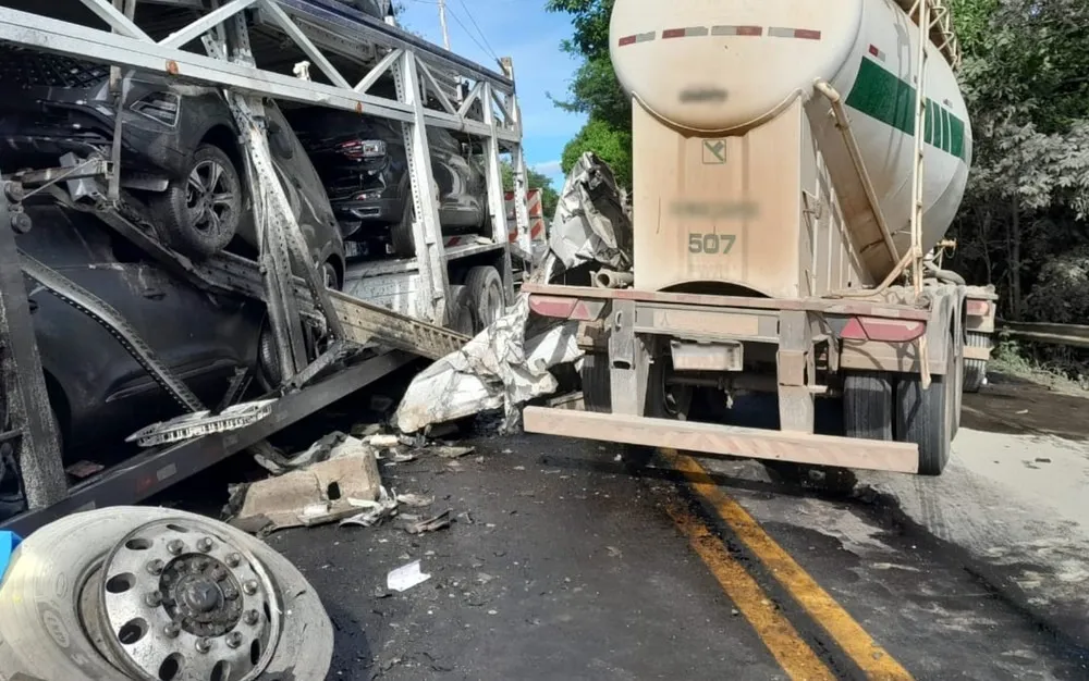 Rodovia foi bloqueada nos dois sentidos até às 13h30 deste sábado