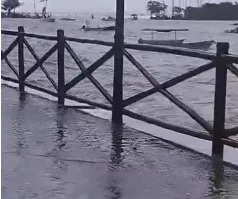 Crianças brincam com a água na maré alta