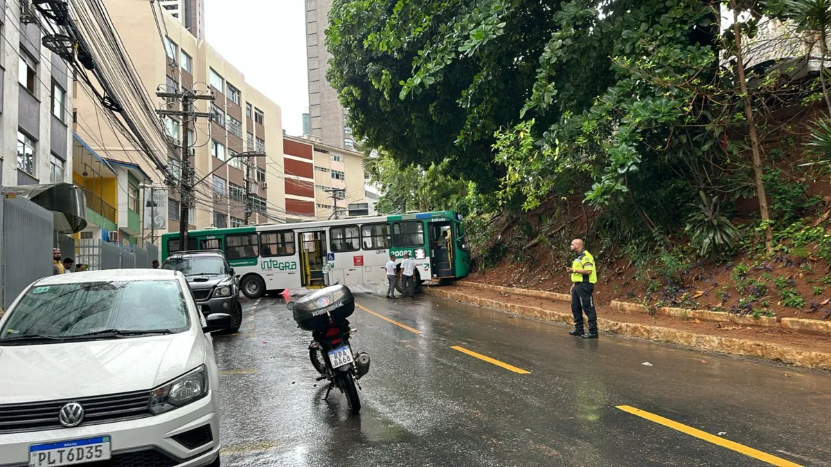 Veículo bateu em um carro e um poste