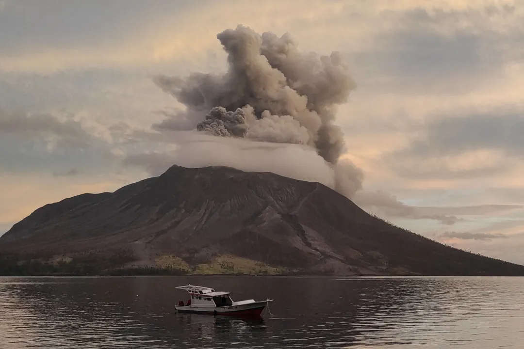 A agência de vulcanologia do arquipélago indicou que a erupção ocorreu às 17h06 (06h21 no horário de Brasília)