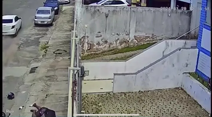 Imagem ilustrativa da imagem Vídeo: suspeitos chegam em carro e disparam contra homem em Salvador