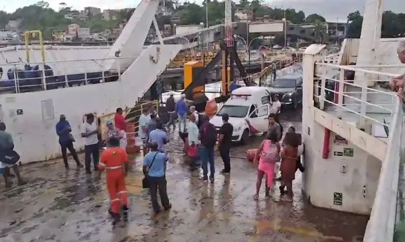 Manifestantes bloquearam entrada de veículos na embarcação