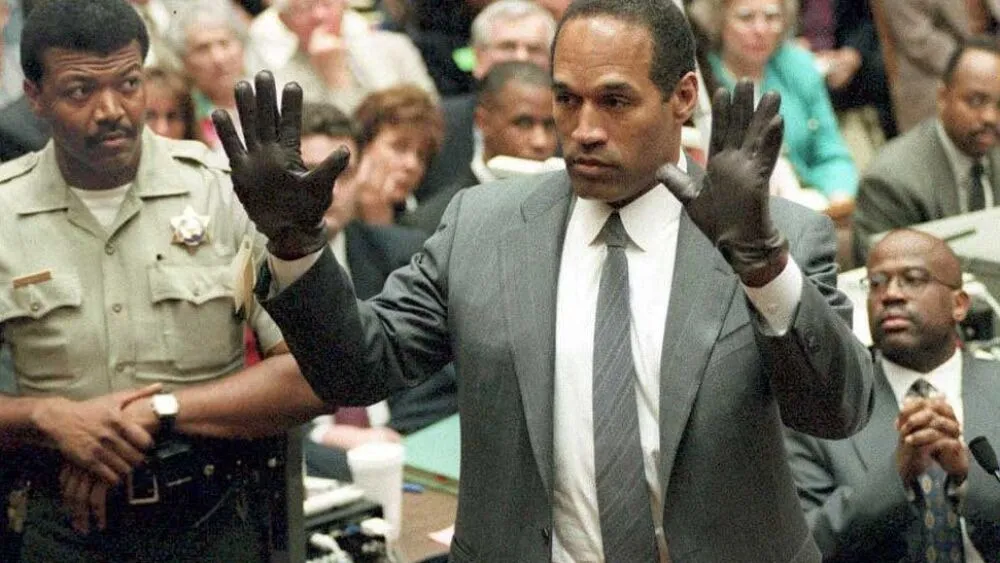 O.J. Simpson foi julgado e absolvido pelo duplo assassinato de sua ex-mulher, Nicole Brown Simpson, e do amigo dela, Ron Goldman, nos anos 1990