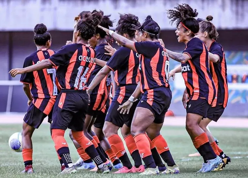 Jogadoras do Vitória comemorando classificação