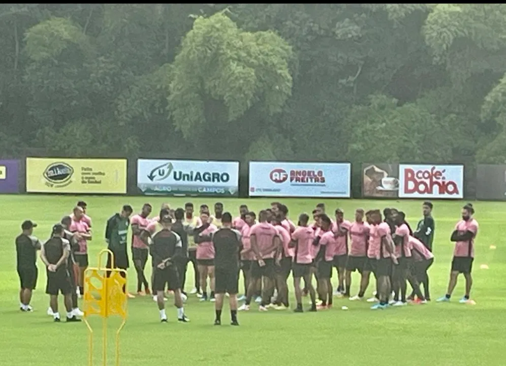 Elenco do Vitória realiza último treino antes da partida contra o Barcelona de Ilhéus.