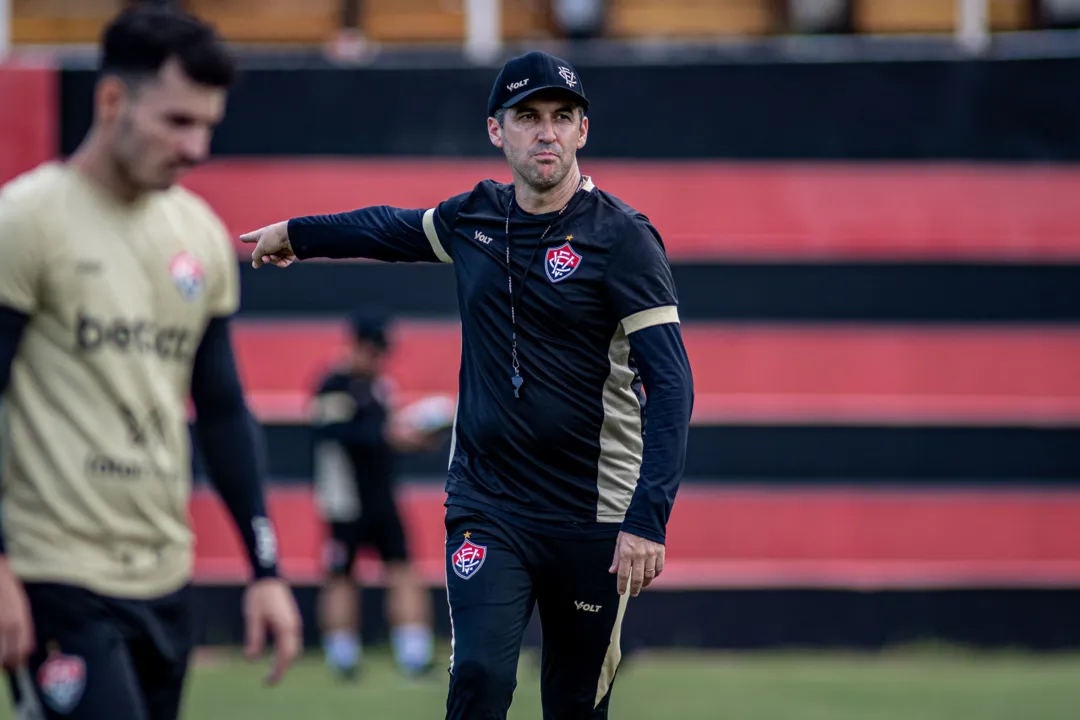 Léo Condé em treino do Vitória na manhã deste sábado