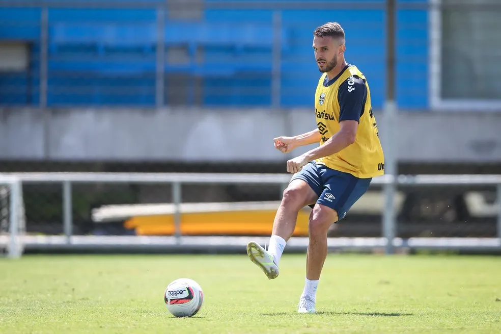 Bruno Uvini tem 32 anos e acumula passagens por grandes clubes como Santos, São Paulo, Napoli e Tottenham