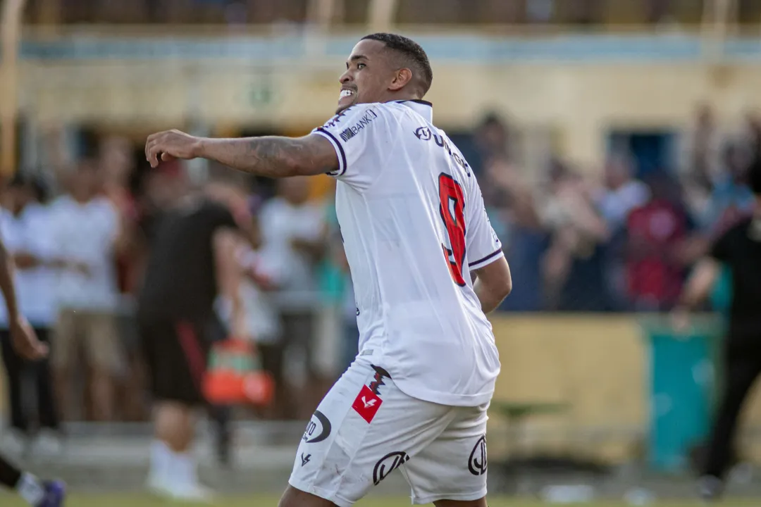 Alerrandro comemora gol que garantiu a vantagem para o Vitória no jogo de volta