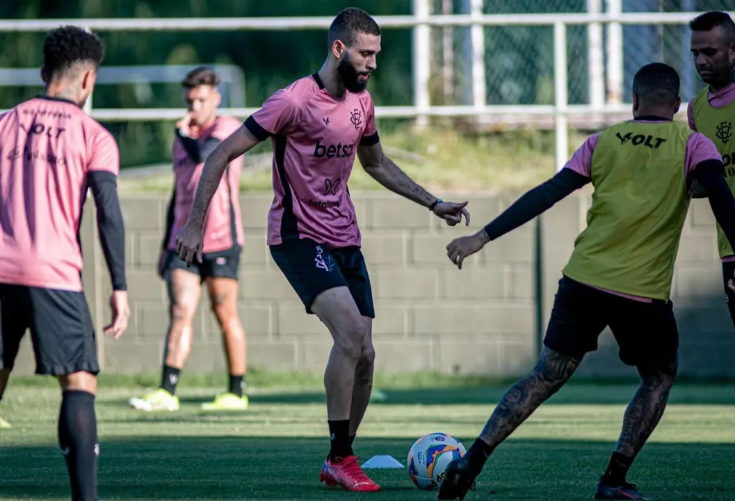 Elenco rubro-negro durante treinamento na Toca do Leão