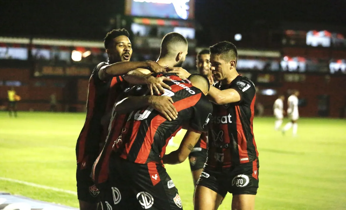 Imagem ilustrativa da imagem Vitória vira sobre Barcelona e fará final do Baianão contra o Bahia