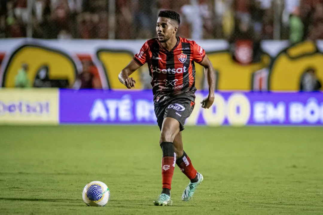 Willian Oliveira em ação com a camisa do Vitória