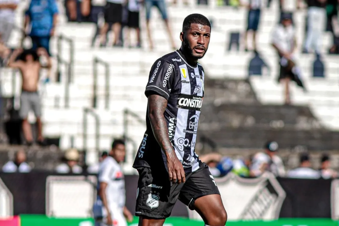 Emerson Santos em campo pela Inter de Limeira