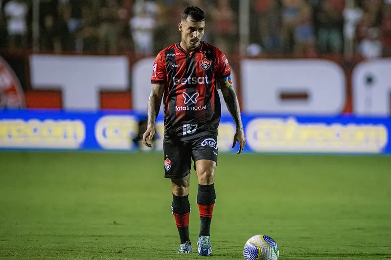 Lateral-direito do Vitória, Zeca se manifestou nas redes sociais