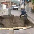 Vídeo: Ciclista cai em cratera durante transmissão ao vivo de TV imagem