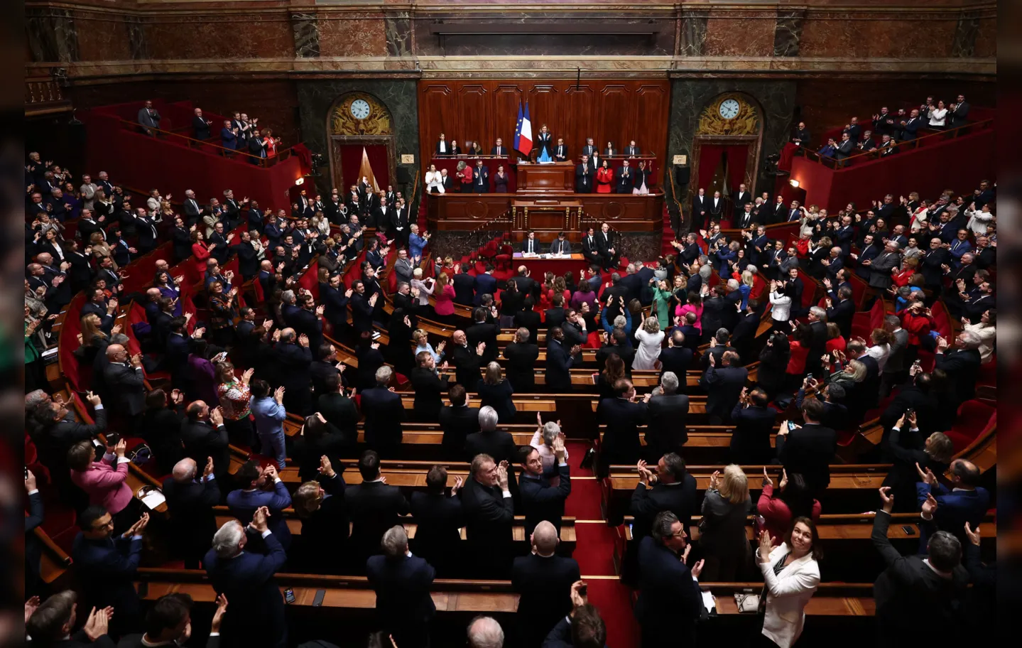 Assembleia Nacional e Senado, em sessão conjunta, aprovaram a mudança por ampla margem: 780 a 72