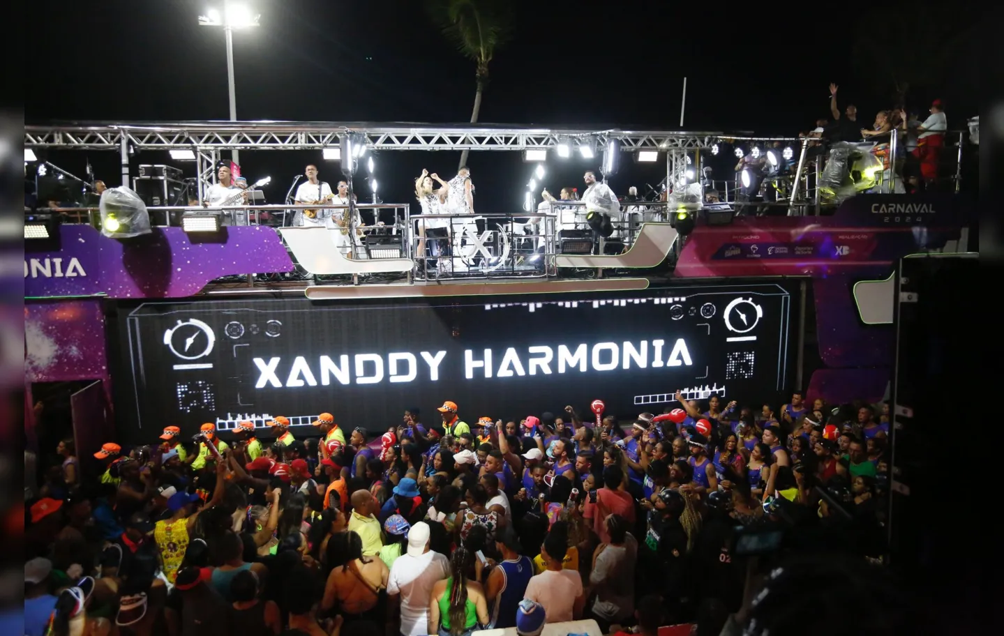Trio elétrico puxando por Xanddy no Carnaval de Salvador 2024