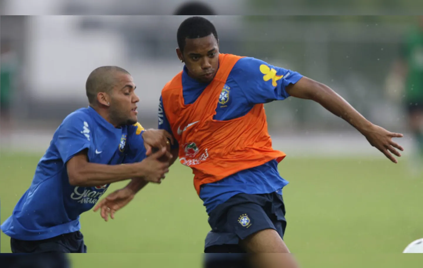 Daniel Alves e Robinho atuaram juntos pela seleção brasileira entre 2007 e 2015