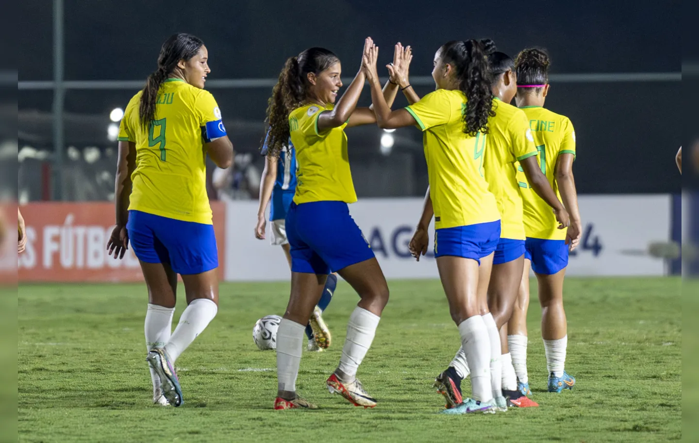 Seleção feminina sub-17 durante comemorando gol