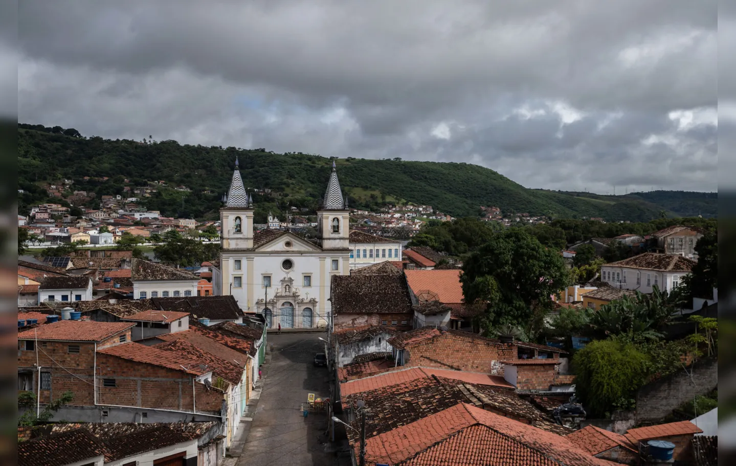 Vista de parte da cidade de Cachoeira, tendo a Igreja Matriz de Nossa Srª do Rosário como destaque