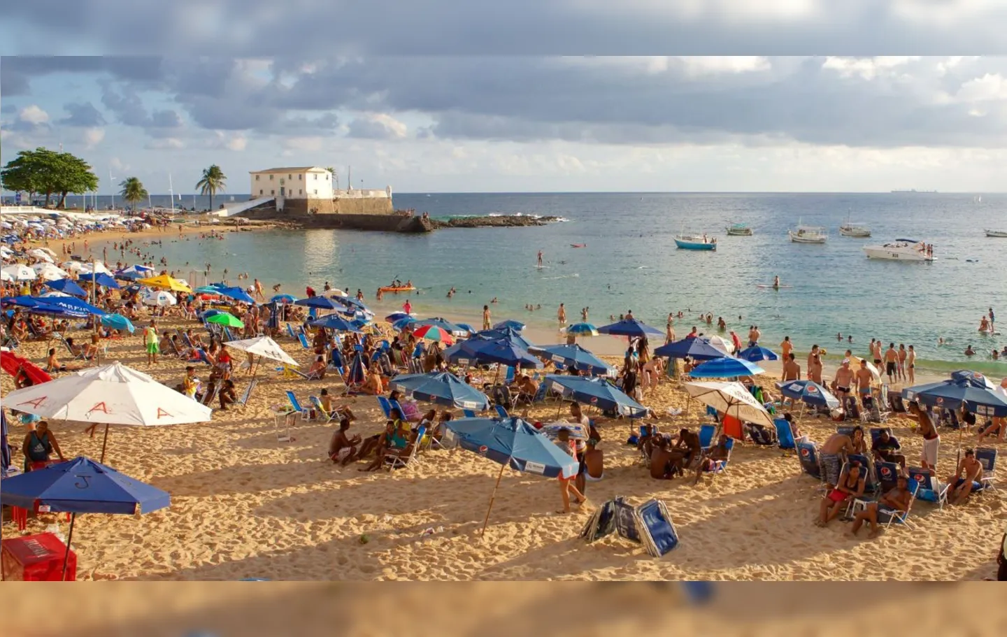 Praia da Barra é uma das mais visitadas de Salvador