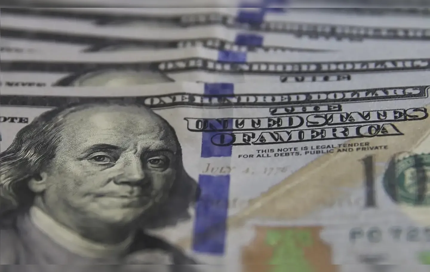 No mês, a moeda norte-americana acumula alta de 2,98% sobre o real