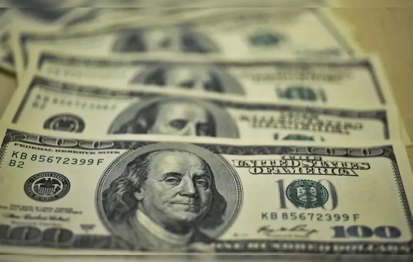 Imagem ilustrativa da imagem Dólar sobe para R$ 5,12 com inflação nos EUA e tensões geopolíticas