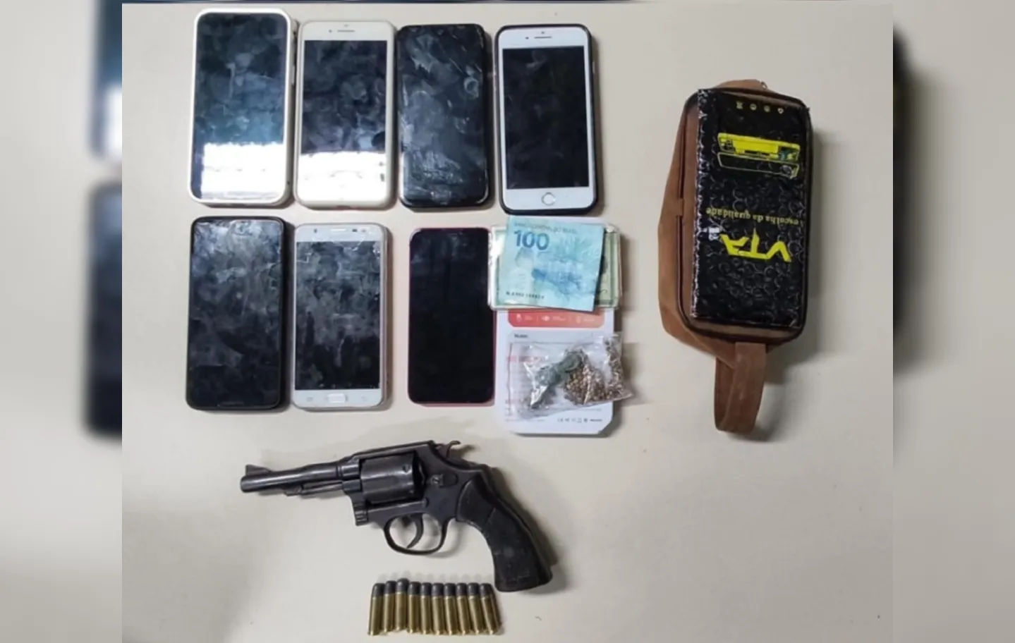 Sete celulares e uma arma de fogo foram apreendidos na loja indicada pelo GPS