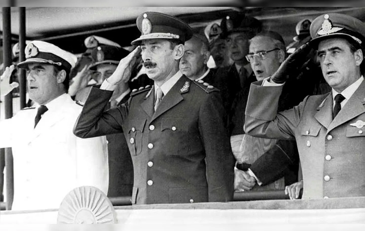 Membros da Junta Militar que assumiu o poder com o golpe de março de 1976: almirante Emilio Massera, general Jorge Rafael Videla e brigadeiro Orlando Agosti (da esq. para a dir.)