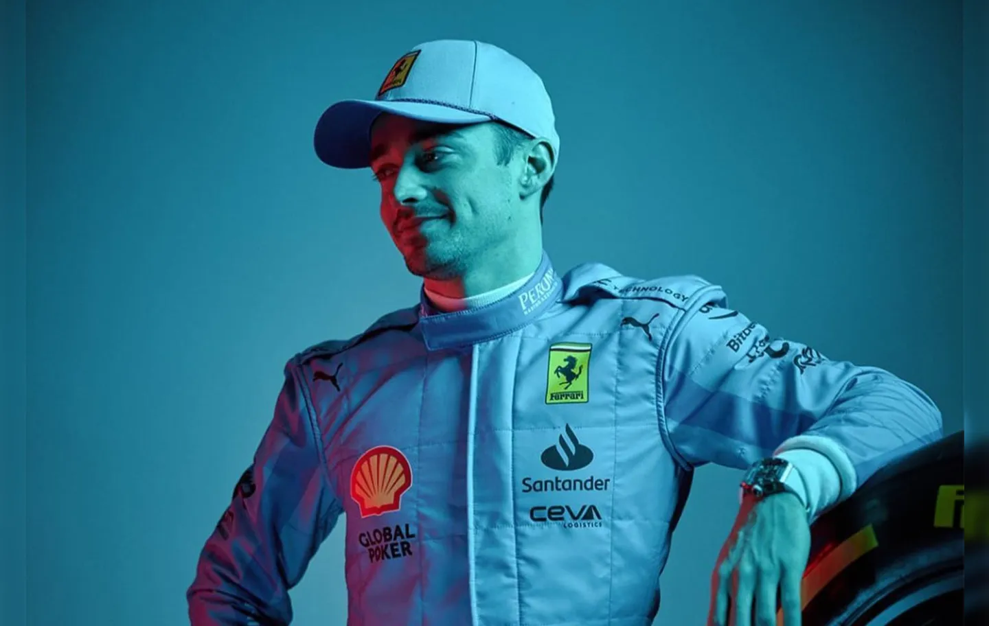 Charles Leclerc, piloto da Ferrari com o novo uniforme