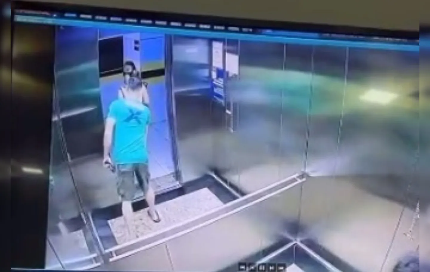 Imagens mostram que tanto agressor, quanto vítima estavam em um elevador
