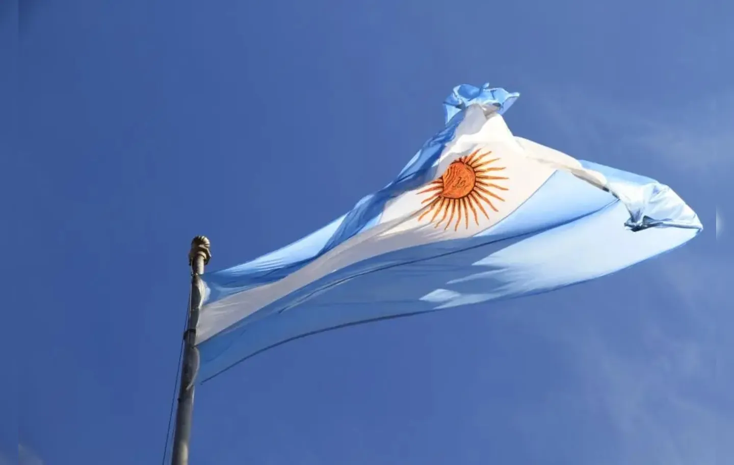 Na segunda-feira, 11, o Banco Central da Argentina, reduziu a taxa de juros de 110% para 80% anuais