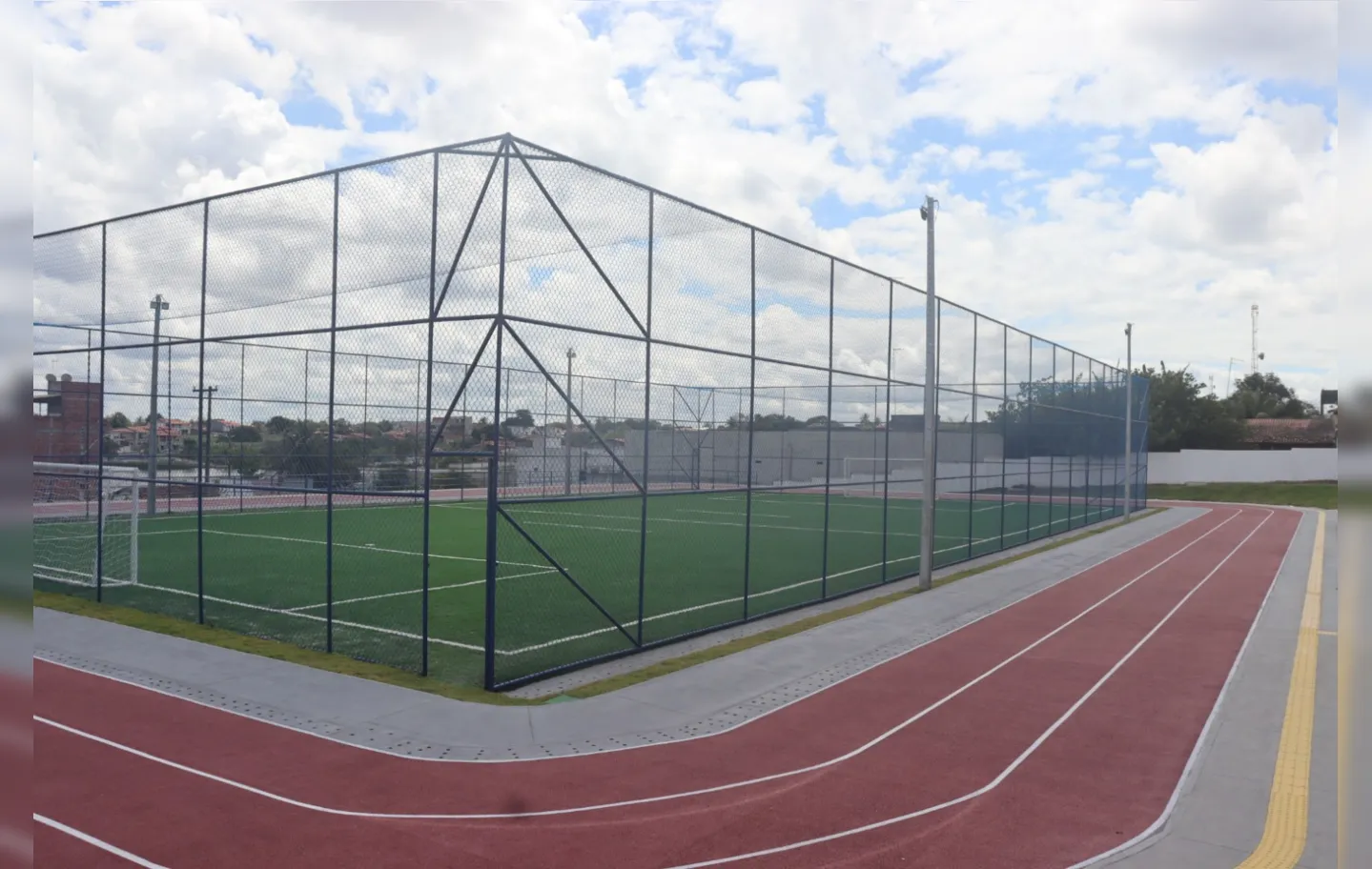 Campo de grama sintética e pista de atletismo integram a estrutura do Colégio de Tempo Integral de Santo Estevão.