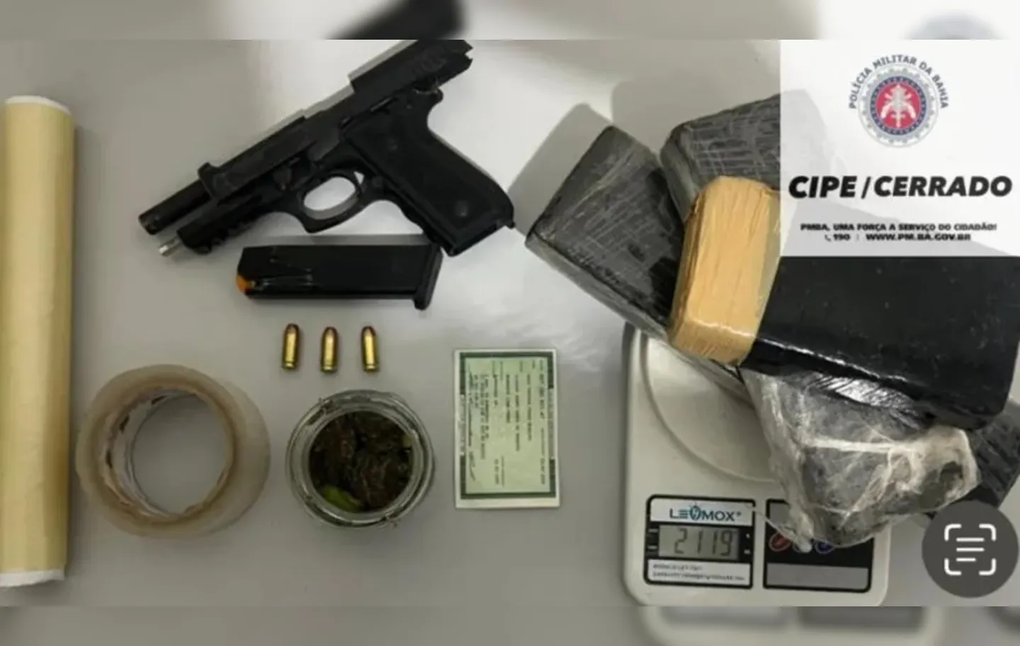 Foram apreendidos uma pistola calibre 40, três tabletes de maconha e uma balança