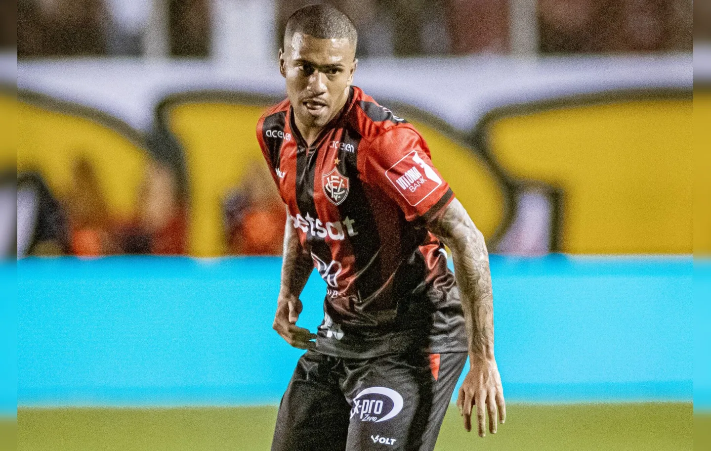 Lucas Esteves em campo na estreia, contra o Palmeiras