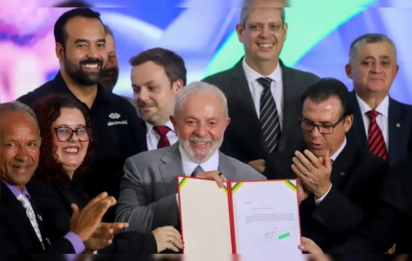 Presidente Luiz Inácio Lula da Silva, durante assinatura do projeto de lei que regulamenta o trabalho por aplicativos de transporte de pessoas, no Palácio do Planalto