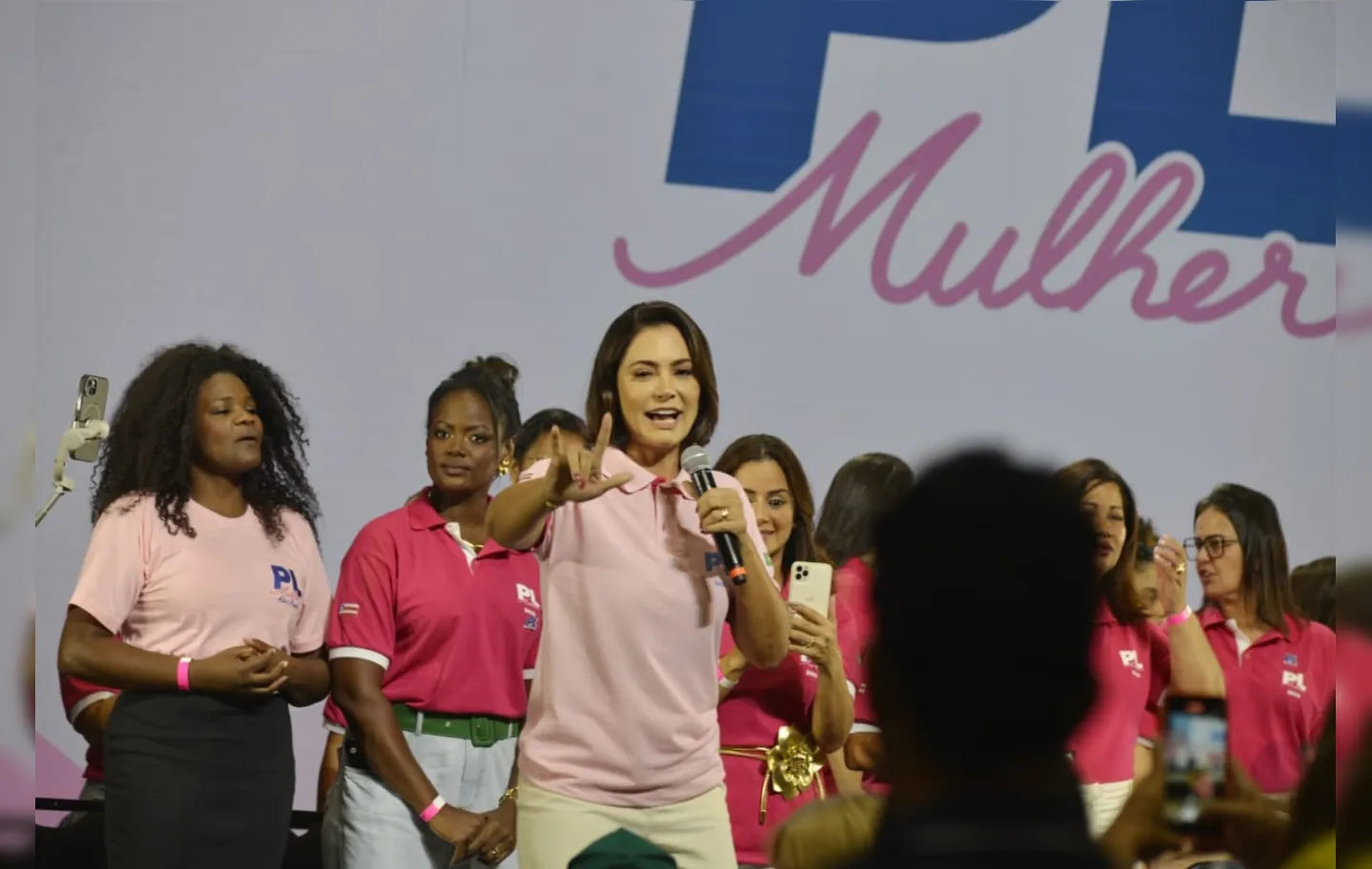 Michelle utilizou do sucesso da música de Ivete Sangalo no Carnaval para tratar de temas defendidos pela direita: "Vamos macetar"