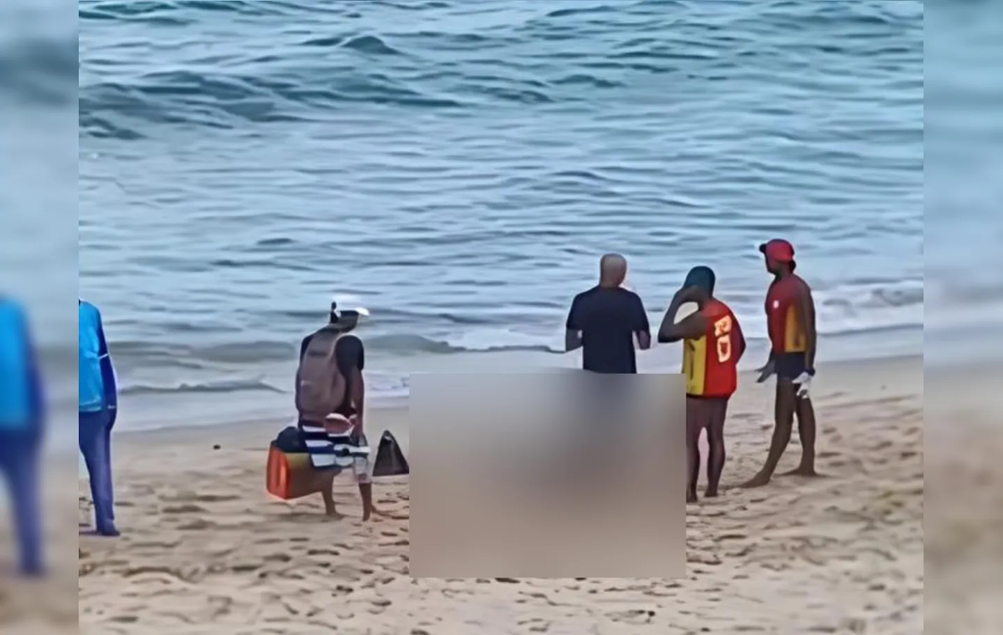 Imagem ilustrativa da imagem Mistério: corpo de homem é encontrado em praia da Barra; vídeo