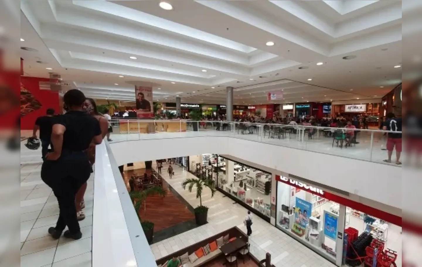 Área interna do Shopping Paralela, em Salvador