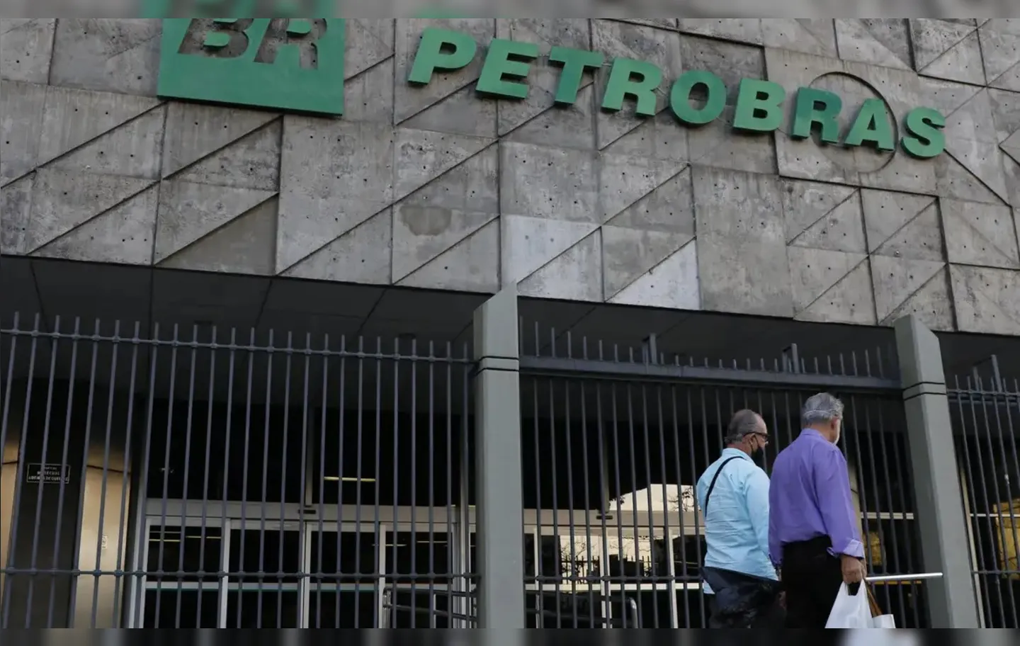 Imagem ilustrativa da imagem Petroleiros pedem inquérito contra conselheiro da Petrobras na CVM