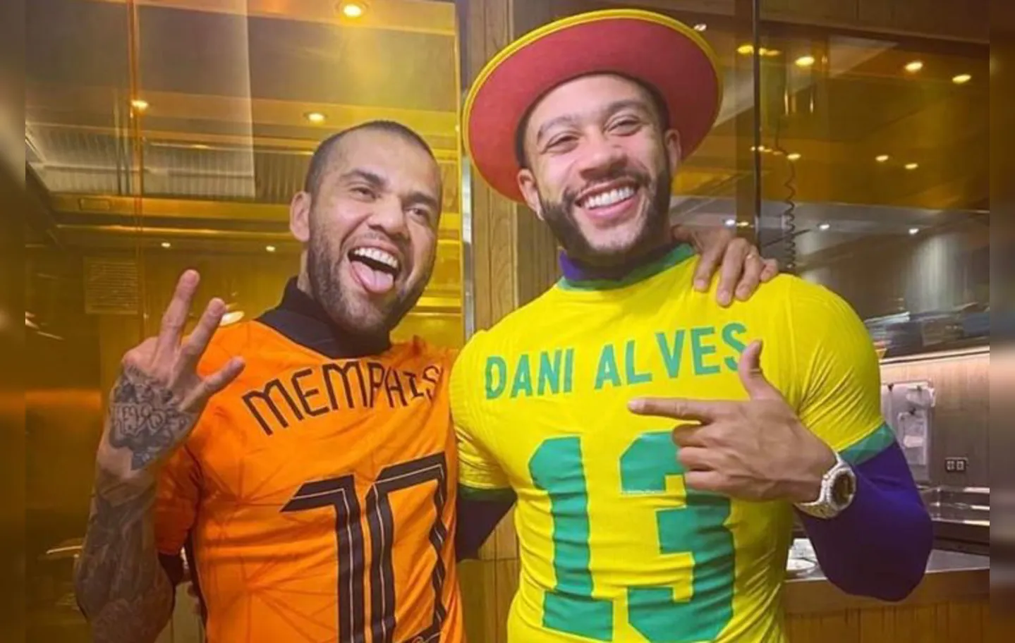 Daniel Alves e Memphis Depay ficarma amigos quando jogaram no Barcelona