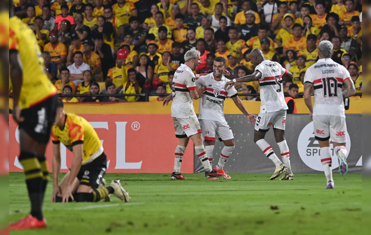 Com esta vitória, o São Paulo ficou em segundo lugar com seis pontos
