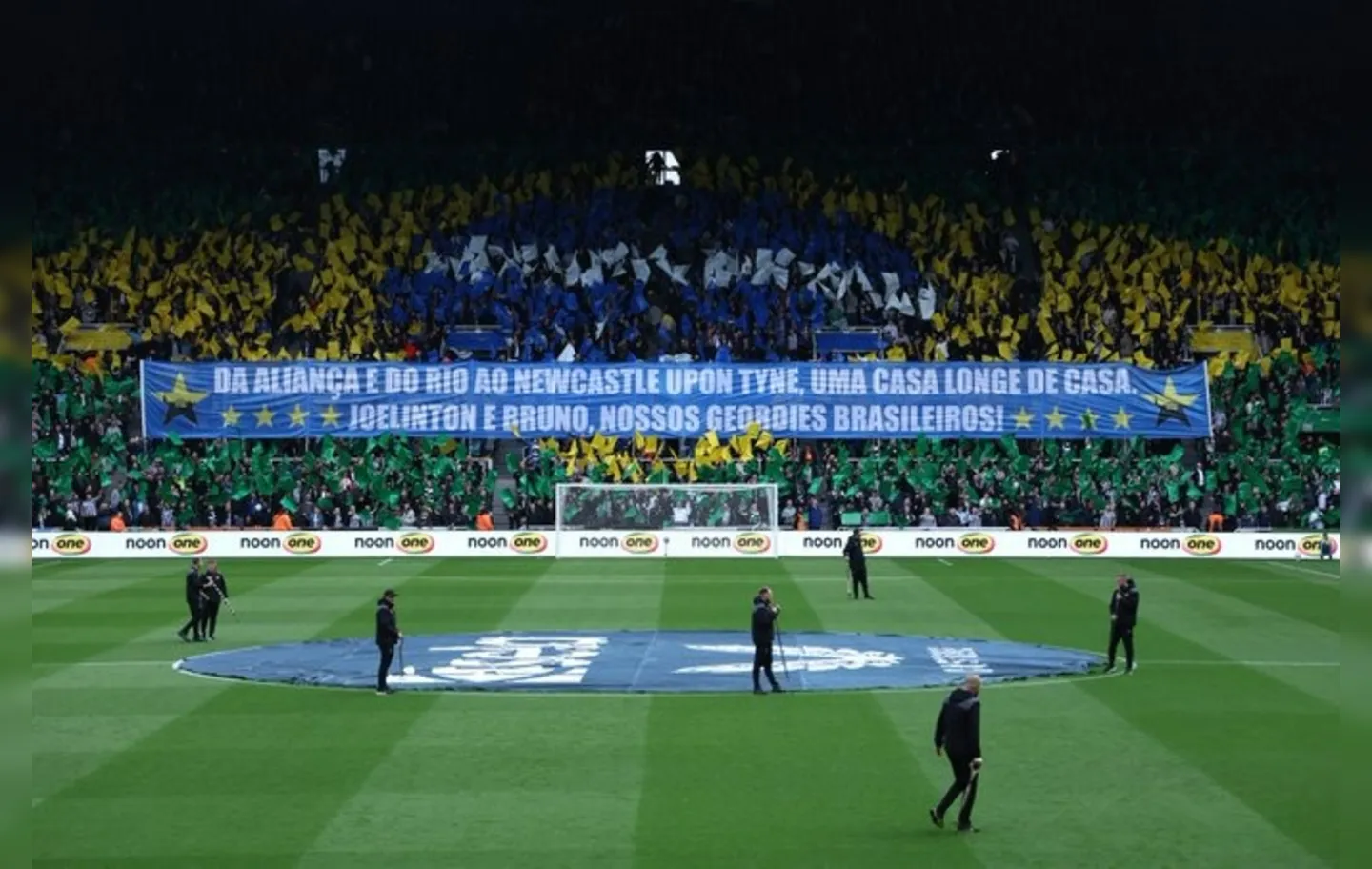 Torcedores homenageiam brasileiros na Premier League