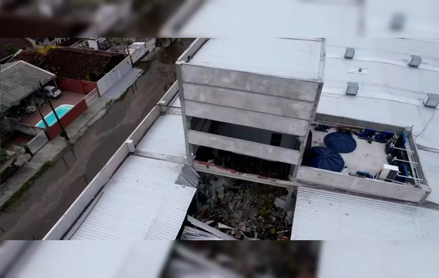 Nas redes sociais, circula um vídeo do desabamento no interior do mercado Super Rede Atacadista