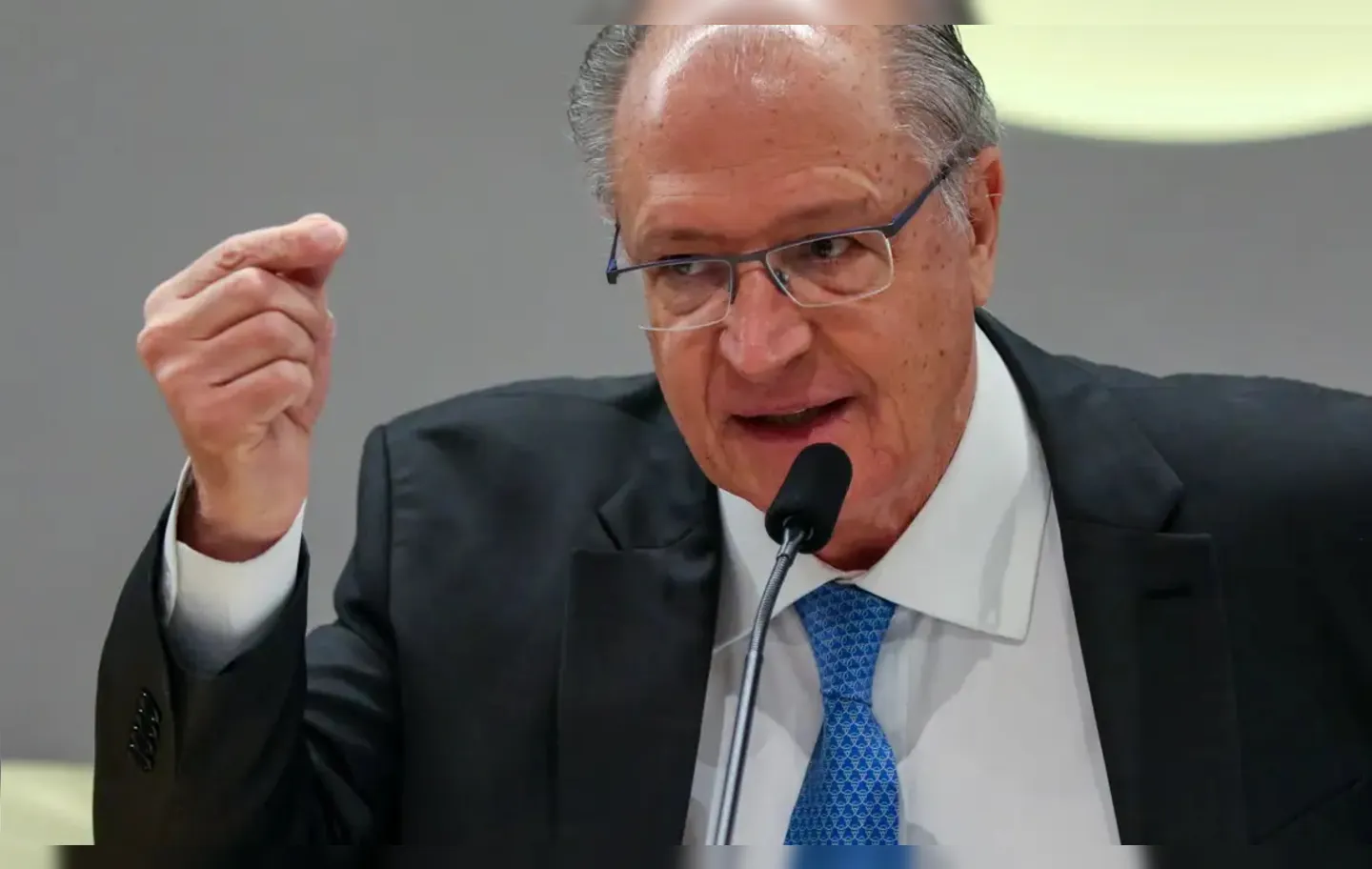 Alckmin tem sintomas leves e passa bem