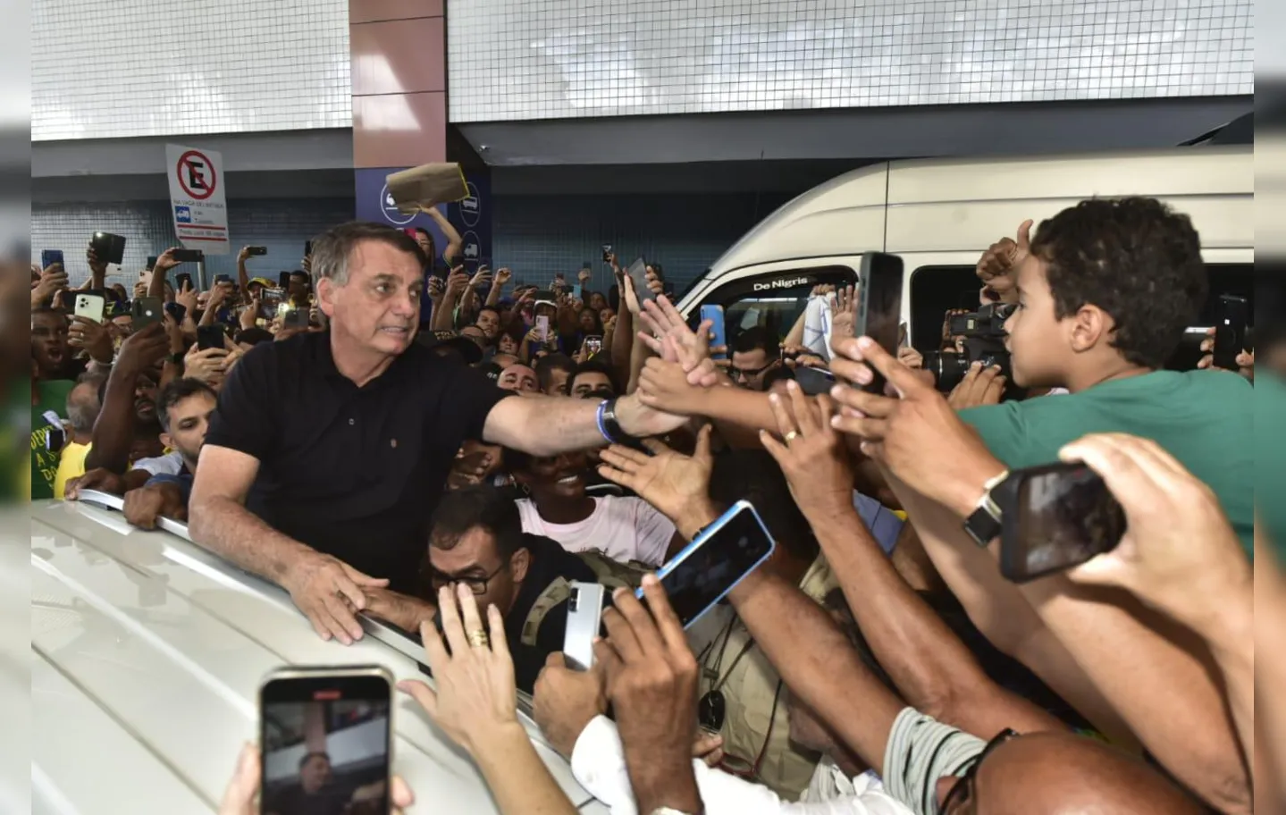 Imagem ilustrativa da imagem Vídeo: Bolsonaro é recebido por apoiadores no aeroporto de Salvador