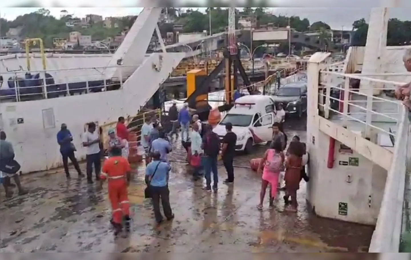 Manifestantes bloquearam entrada de veículos na embarcação