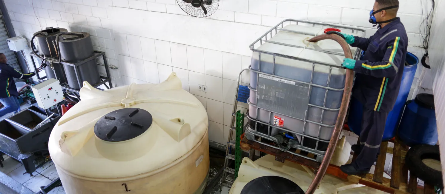 A Biotank coleta cerca de 40 mil litros por mês e revende para empresas de detergente e usinas de biodiesel