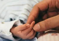 Bebê acorda no próprio funeral, mas morre após internação