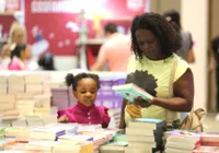 Mães levam os filhos para o primeiro dia da Bienal do Livro 2024