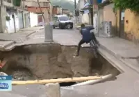Vídeo: Ciclista cai em cratera durante transmissão ao vivo de TV